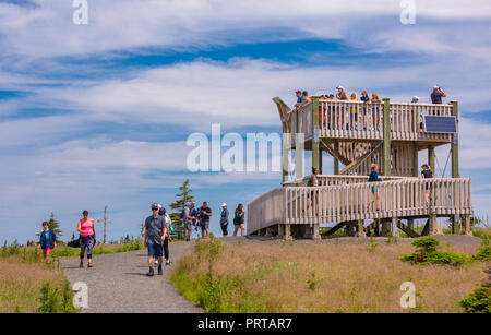 L'île du Cap-Breton, Nouvelle-Écosse, Canada - Personnes à une tour d'observation de l'orignal en cages sur le sentier Skyline à Cape Breton Highlands National Park. Banque D'Images