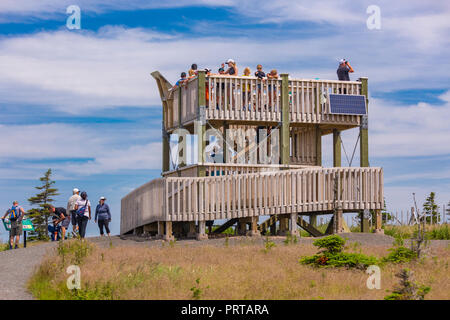 L'île du Cap-Breton, Nouvelle-Écosse, Canada - Personnes à une tour d'observation de l'orignal en cages sur le sentier Skyline à Cape Breton Highlands National Park. Banque D'Images