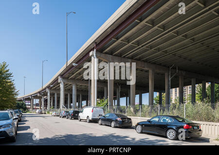 Vue de la section surélevée de la Dan Ryan Expressway de dessous Banque D'Images