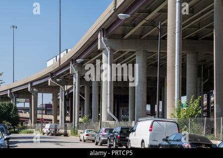 Vue de la section surélevée de la Dan Ryan Expressway de dessous Banque D'Images