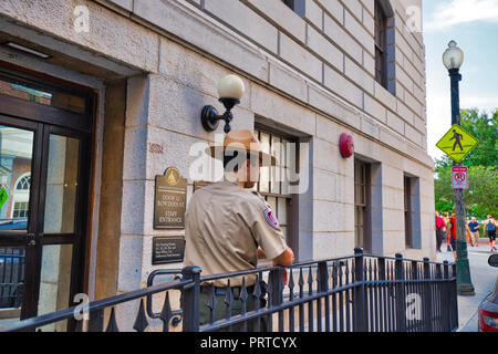 Boston, MA, USA-Octobre 16, 2017 : le Massachusetts State House, gardé l'entrée des salles d'audience Banque D'Images