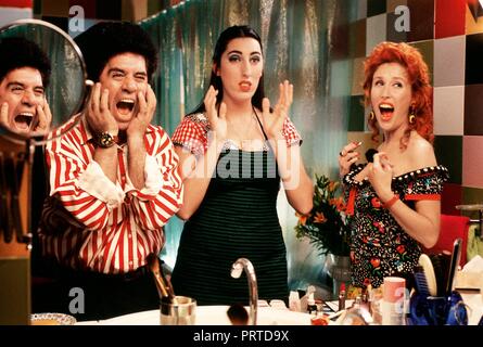 Titre original : KIKA. Titre en anglais : KIKA. Année : 1993. Réalisateur : Pedro Almodovar. Stars : ROSSY DE PALMA ; Veronica Forque, Pedro Almodovar. Credit : EL DESEO S.A. / Album Banque D'Images