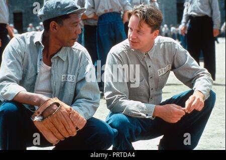 Titre original : The Shawshank Redemption. Titre en anglais : The Shawshank Redemption. Année : 1994. Réalisateur : Frank Darabont. Stars : MORGAN FREEMAN, TIM ROBBINS. Credit : Castle Rock Entertainment / Album Banque D'Images