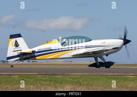 Pilote de voltige britannique Mark Jefferies battant un seul moteur Extra 330LX aerobatic aircraft VH-IXN. Banque D'Images