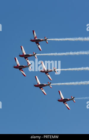 Royal Australian Air Force (RAAF) formation de l'équipe de voltige, des roulettes affichage flying Pilatus P-9A avion. Banque D'Images
