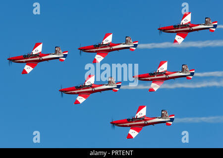 Royal Australian Air Force (RAAF) formation de l'équipe de voltige, des roulettes affichage flying Pilatus P-9A avion. Banque D'Images