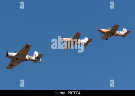 L'ancien Royal Australian Air Force Commonwealth Aircraft Corporation (CCC) CA-25 Winjeel formateur d'un aéronef exploité par le Musée de la RAAF menant une formati Banque D'Images