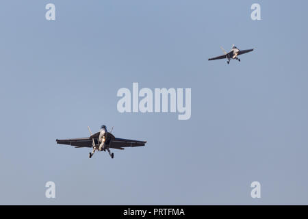 Deux Royal Australian Air Force (RAAF) Boeing F/A-18F Super Hornet chasseur multirôle en approche de la terre. Banque D'Images