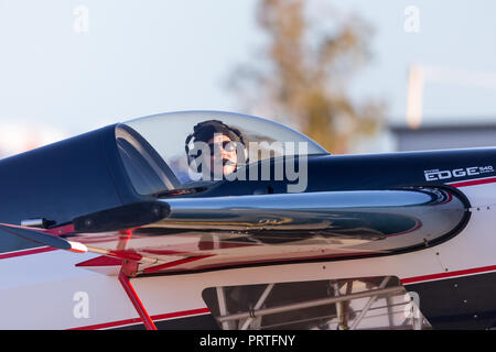 Melissa Andrzejewski battant un Edge 540 avions de voltige. Banque D'Images
