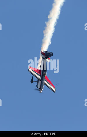 Melissa Andrzejewski battant un Edge 540 avions de voltige. Banque D'Images