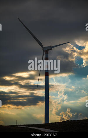 Éolienne avec un ciel nuageux coucher du soleil, les Abruzzes Banque D'Images