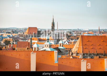 Haut de la ville vue depuis la colline du château sur la vieille ville avec la cathédrale en Nurnberg durant la matinée, Allemagne Banque D'Images