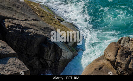 Rock en mer. Les vagues se brisant sur une plage de galets. Belle Mer vagues se briser contre les rochers de la plage de Leblon Rio de Janeiro, Brésil province Banque D'Images