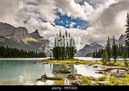 Île Spirit, lac Maligne, parc national Jasper, Alberta Banque D'Images