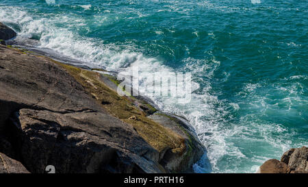 Rock en mer. Les vagues se brisant sur une plage de galets. Belle Mer vagues se briser contre les rochers de la plage de Leblon Rio de Janeiro, Brésil province Banque D'Images