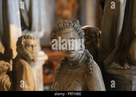 L'Italie. Pise. Le pulppit La cathédrale de Pise. Par Giovanni Pisano (c.1250-1315). De style gothique. Dame plus âgée (virtude de courage) Banque D'Images