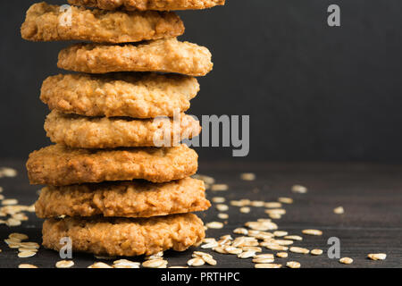 Biscuits faits maison sur table en bois avec copie espace photo sombre, Banque D'Images