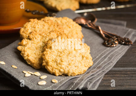 Les cookies sur le tissu gris avec pour le petit-déjeuner avec du thé ou du café, des biscuits sur le tableau Banque D'Images