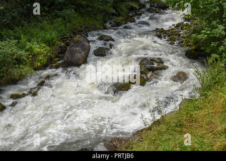 Roches sur la rivière à Engelberg sur les Alpes Suisses Banque D'Images