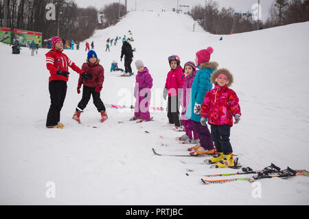 L'Ukraine, Kiev ski Protasov Yar 25 Janvier, 2015. La pente de ski dans le centre ville. L'école de ski pour enfants. L'instructeur enseigne un groupe de p Banque D'Images