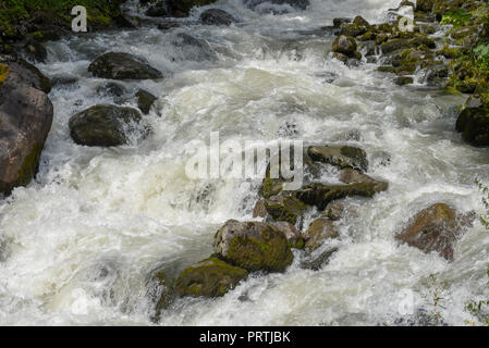 Roches sur la rivière à Engelberg sur les Alpes Suisses Banque D'Images