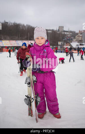 L'Ukraine, Kiev ski Protasov Yar 25 Janvier, 2015. La pente de ski dans le centre ville. L'école de ski pour enfants. L'instructeur enseigne un groupe de p Banque D'Images