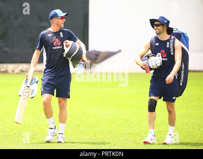 Colombo, Sri Lanka. 06Th Oct, 2018. Pierre Olly et Mark Wood de l'Angleterre au cours d'une session pratique à la P. ovale Sara Cricket Stadium à Colombo, Sri Lanka, le mercredi, 3 octobre 2018.' Credit : Pradeep Dambarage/Pacific Press/Alamy Live News Banque D'Images