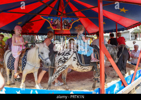 Engelberg, Suisse - 31 juillet 2017 : les enfants de l'équitation sur le carrousel à Engelberg sur les Alpes Suisses Banque D'Images