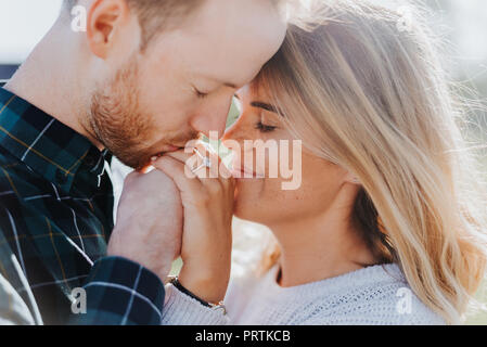 Couple nouvellement engagée Banque D'Images