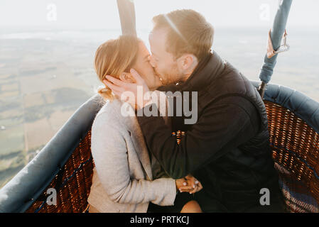 Couple nouvellement engagée dans la région de hot air balloon Banque D'Images