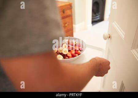 Jeune homme exerçant son plateau de petit-déjeuner en chambre, Close up Banque D'Images