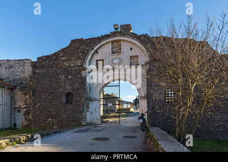 IOANNINA, GRÈCE - 27 décembre 2014 : Incroyable Coucher du Soleil vue du château de Ioannina, Épire, Grèce Banque D'Images