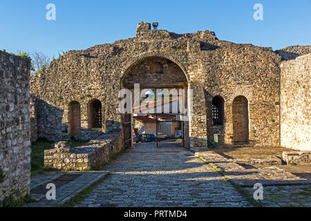 IOANNINA, GRÈCE - 27 décembre 2014 : Incroyable Coucher du Soleil vue du château de Ioannina, Épire, Grèce Banque D'Images