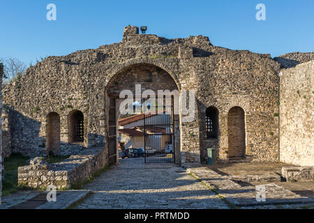 IOANNINA, GRÈCE - 27 décembre 2014 : Incroyable Coucher du Soleil vue du château de Ioannina, Épire, Grèce Banque D'Images