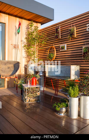 Balcon terrasse de jardin recyclé mobilier et récipients remplis de plantes succulentes et d'herbes insectes table basse d'hôtel Sempervivum plants UK Banque D'Images