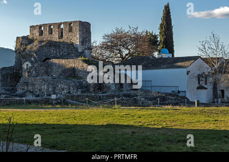 IOANNINA, GRÈCE - 27 décembre 2014 : Incroyable Coucher du Soleil vue du château de Ioannina, Épire, Grèce Banque D'Images