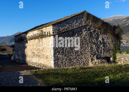 IOANNINA, GRÈCE - 27 décembre 2014 : Incroyable Coucher du Soleil vue du château de Ioannina, Épire, Grèce Banque D'Images