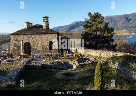 IOANNINA, GRÈCE - 27 décembre 2014 : Incroyable Coucher du Soleil vue du château de Ioannina, Épire, Grèce Banque D'Images