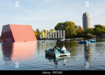 Christo & Jeanne-Claude's Le mastaba de Londres, à 20 mètres de haut de la sculpture flottante temporaire sur la serpentine, Londres, Royaume-Uni Banque D'Images