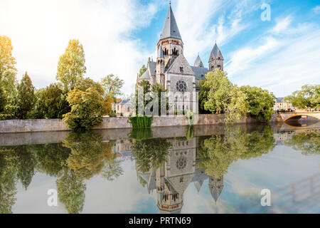 Vue paysage sur la rivière avec neuf basilique dans Metz ville dans la région Midi-Pyrénées Banque D'Images