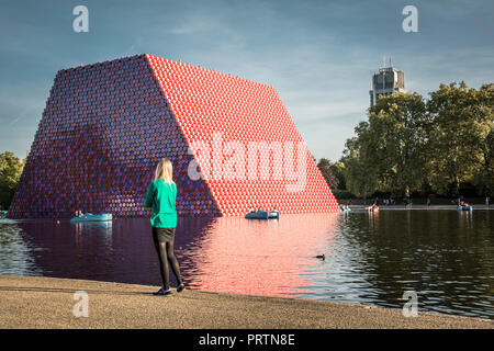 Une jeune femme se tient en face de Christo & Jeanne-Claude's de Londres, le mastaba à Londres, Serpentine, Londres, UK Banque D'Images