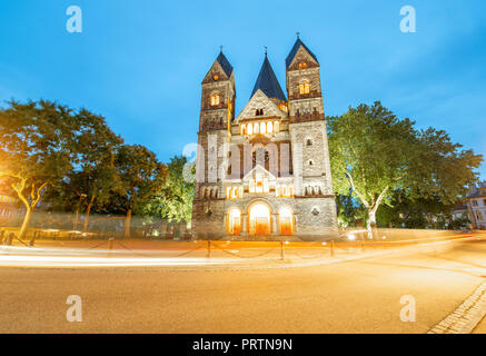 Vue de nuit sur la rue illuminée avec neuf basilique dans Metz ville dans la région Midi-Pyrénées Banque D'Images