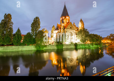 Vue sur la rivière avec neuf éclairé à la tombée de la basilique à Metz ville de France Banque D'Images