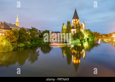 Vue sur la rivière avec neuf éclairé à la tombée de la basilique à Metz ville de France Banque D'Images