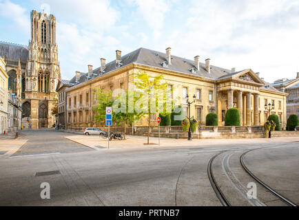 Street view avec le palais de justice et cathédrale de Reims dans la région Champagne-Ardenne France Banque D'Images