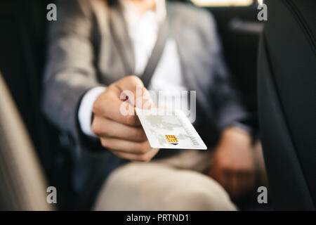 Close up man giving credit card de conducteur de taxi pour payer Banque D'Images