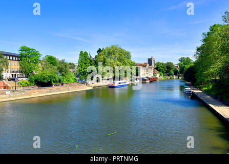 Rivière Medway dans le centre de Maidstone, Kent, Angleterre, Royaume-Uni. All Saints Church et le Palais des Archevêques Banque D'Images