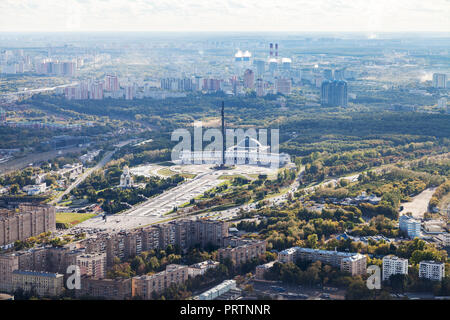 Voir ci-dessus de commémoratif de la Parc de la Victoire sur la colline Poklonnaya à Moscou ville de observatation au pont haut de OKO tower en automne Banque D'Images