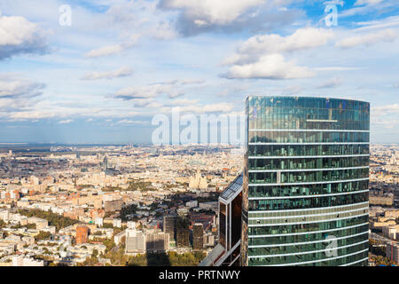 Au-dessus de la ville de Moscou d'observatation au pont haut de OKO tower en automne Banque D'Images