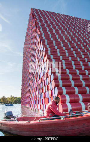 Christo & Jeanne-Claude's Le mastaba de Londres, à 20 mètres de haut de la sculpture flottante temporaire sur la serpentine, Londres, Royaume-Uni Banque D'Images